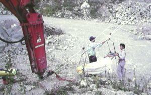 Volontari del Gruppo Speleologico di Ferrara e la teleferica