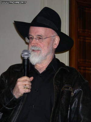 Terry Pratchett ed il suo caratteristico cappello